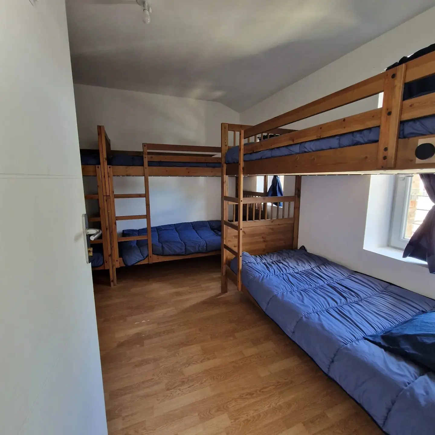 Une chambre aux lits superposés