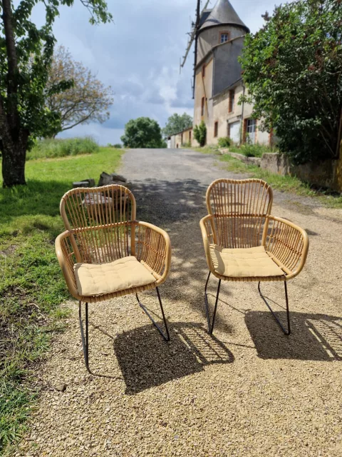 2 chaises en rotin au moulin de la Noue ronde