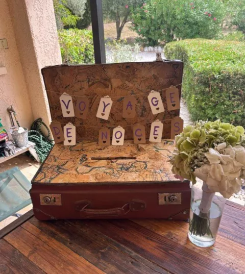 Valise transformée en urne pour mariage